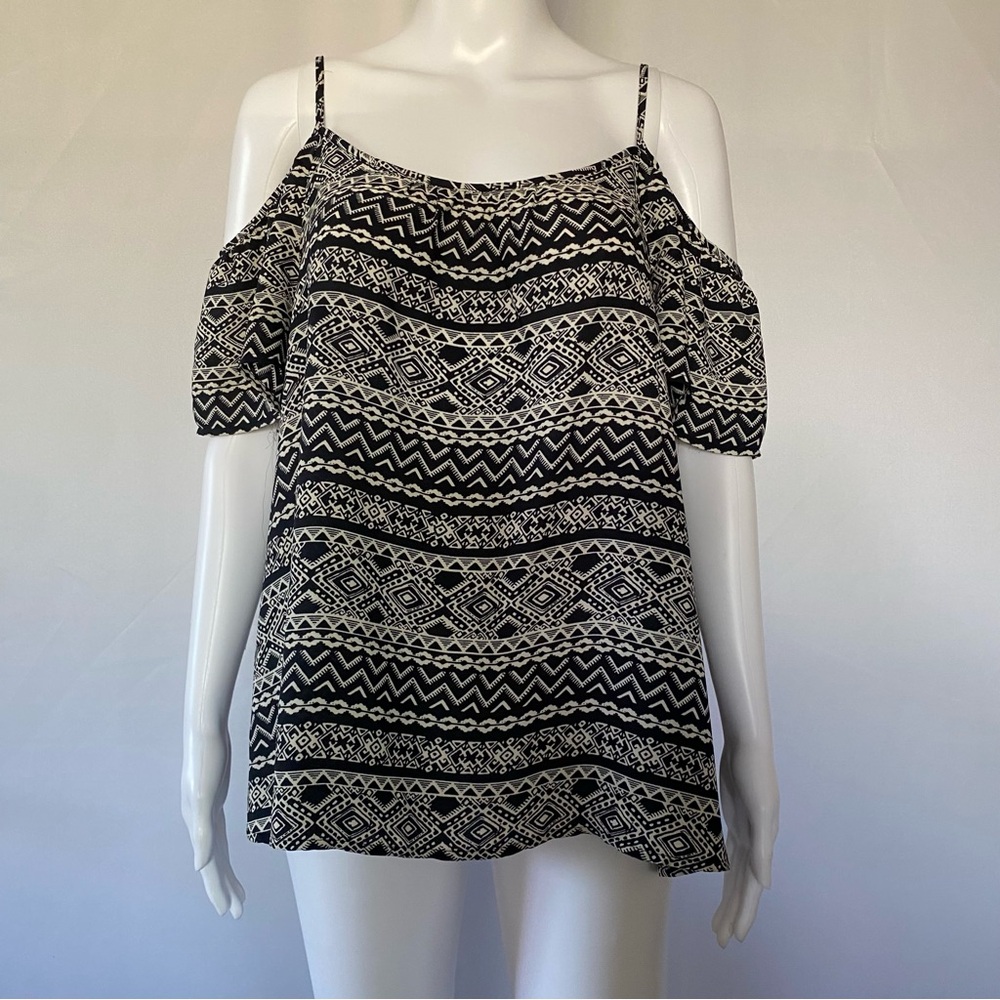 Decree Black Pattern Cold Shoulder Top Women's size Medium
